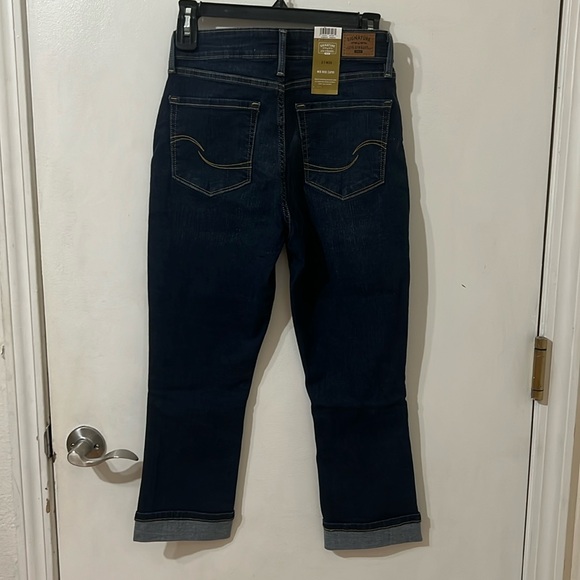 Signature by Levi Strauss & Co. Women's and Mid Rise Capri Jeans Size: 2 W26 - Picture 8 of 8